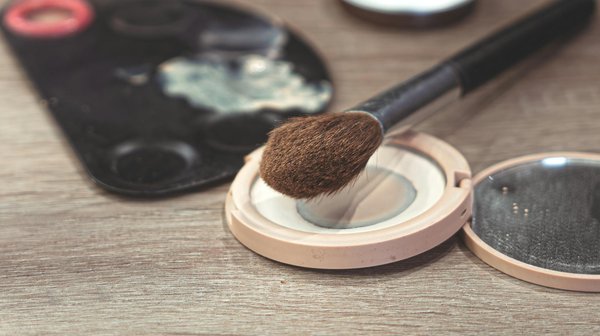 Quelles astuces pour porter des robes à volants sans alourdir la silhouette?